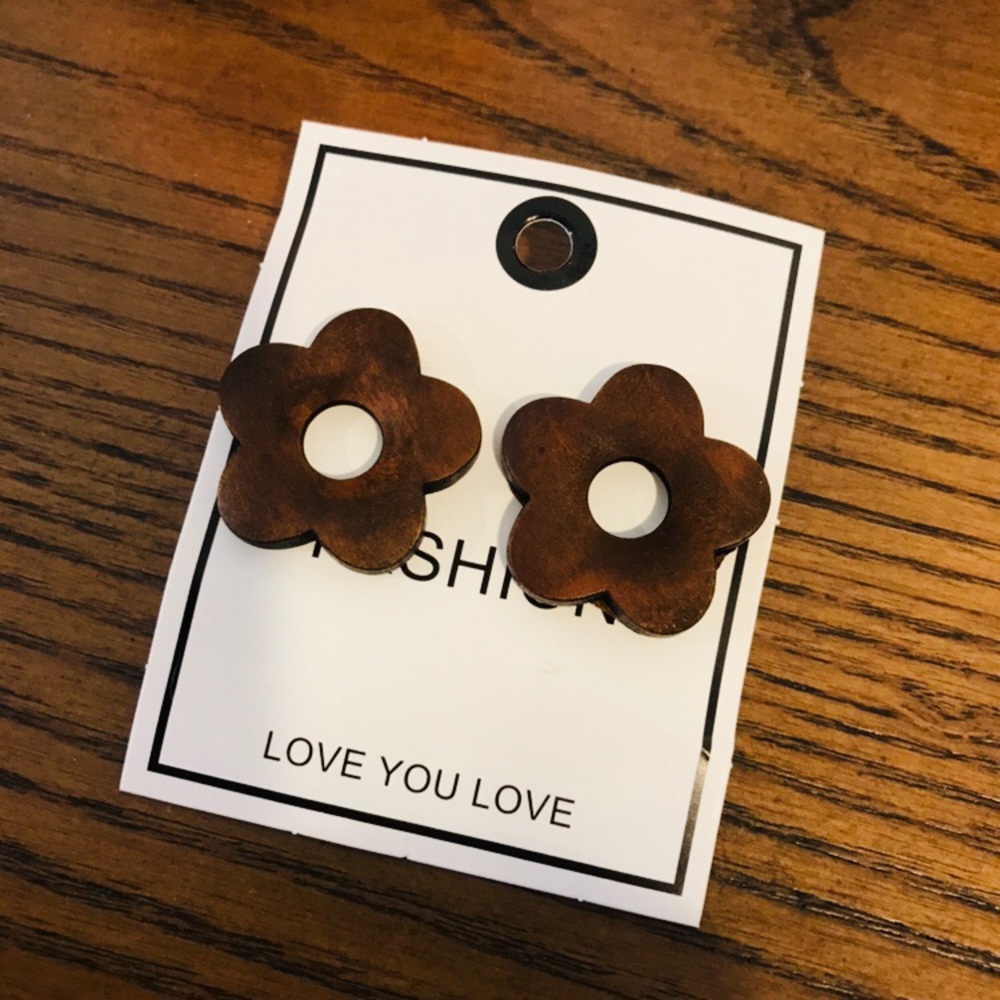 Wooden Vintage-Style 60s 70s Flower Earrings